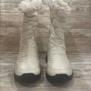 Bella Vita Waterproof Round Toe Winter White Boots NWT Size 9M Retails $110